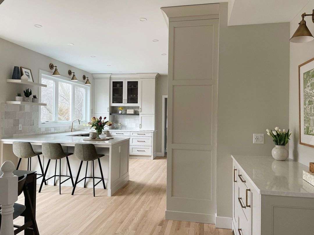 https://decorcabinets.com/wp-content/uploads/2023/10/cream-coloured-cabinets-with-gold-hardware.jpg