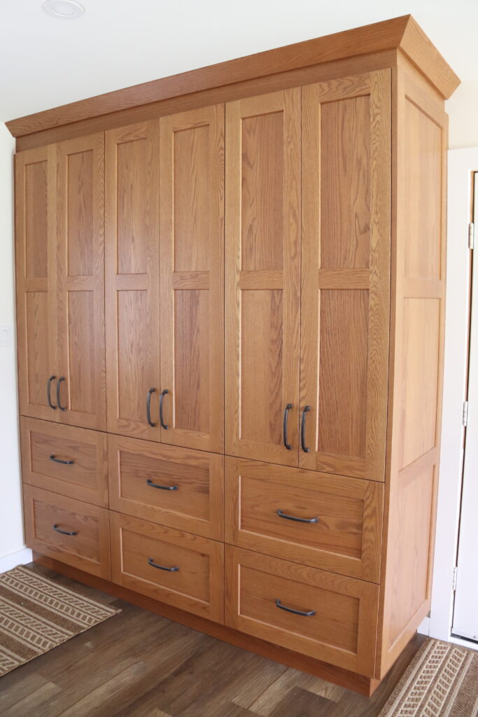 shaker door style with honey oak cabinets