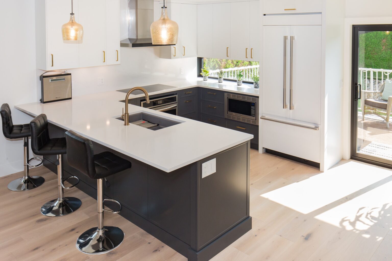 6 Popular Peninsula Kitchen Ideas for Limited Square Footage 