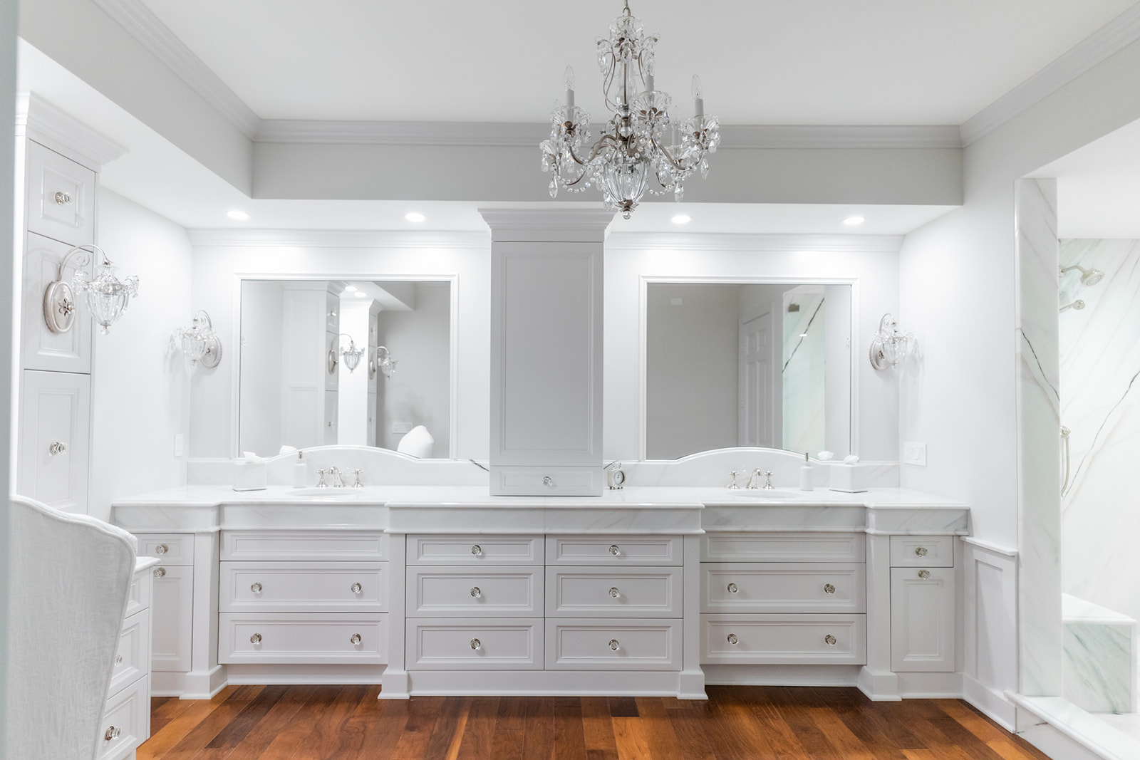 White bathroom cupboard discount