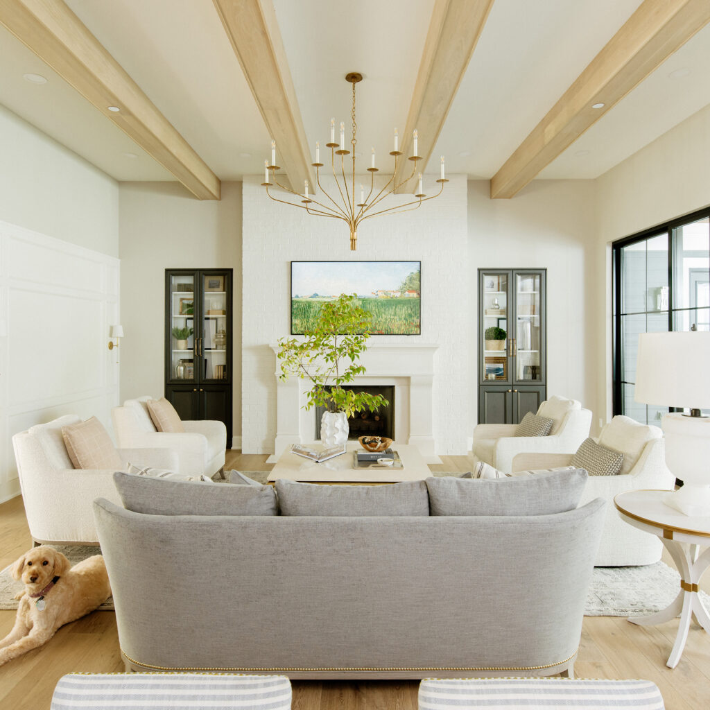 Classic Grand Great Room - decorcabinets.com