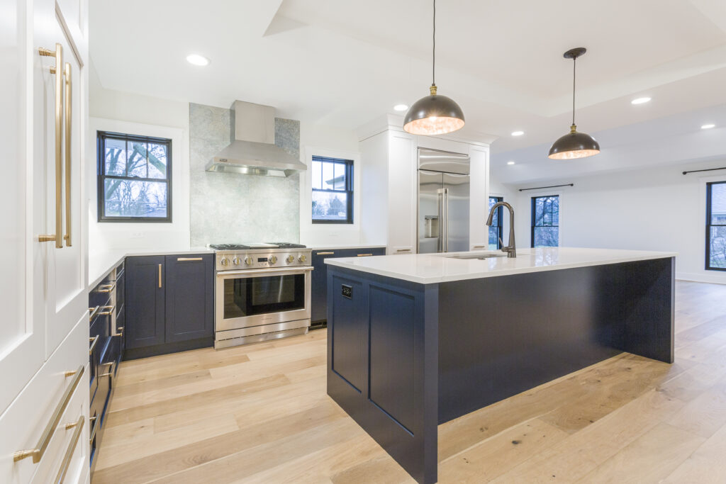 navy blue kitchen with gold hardware