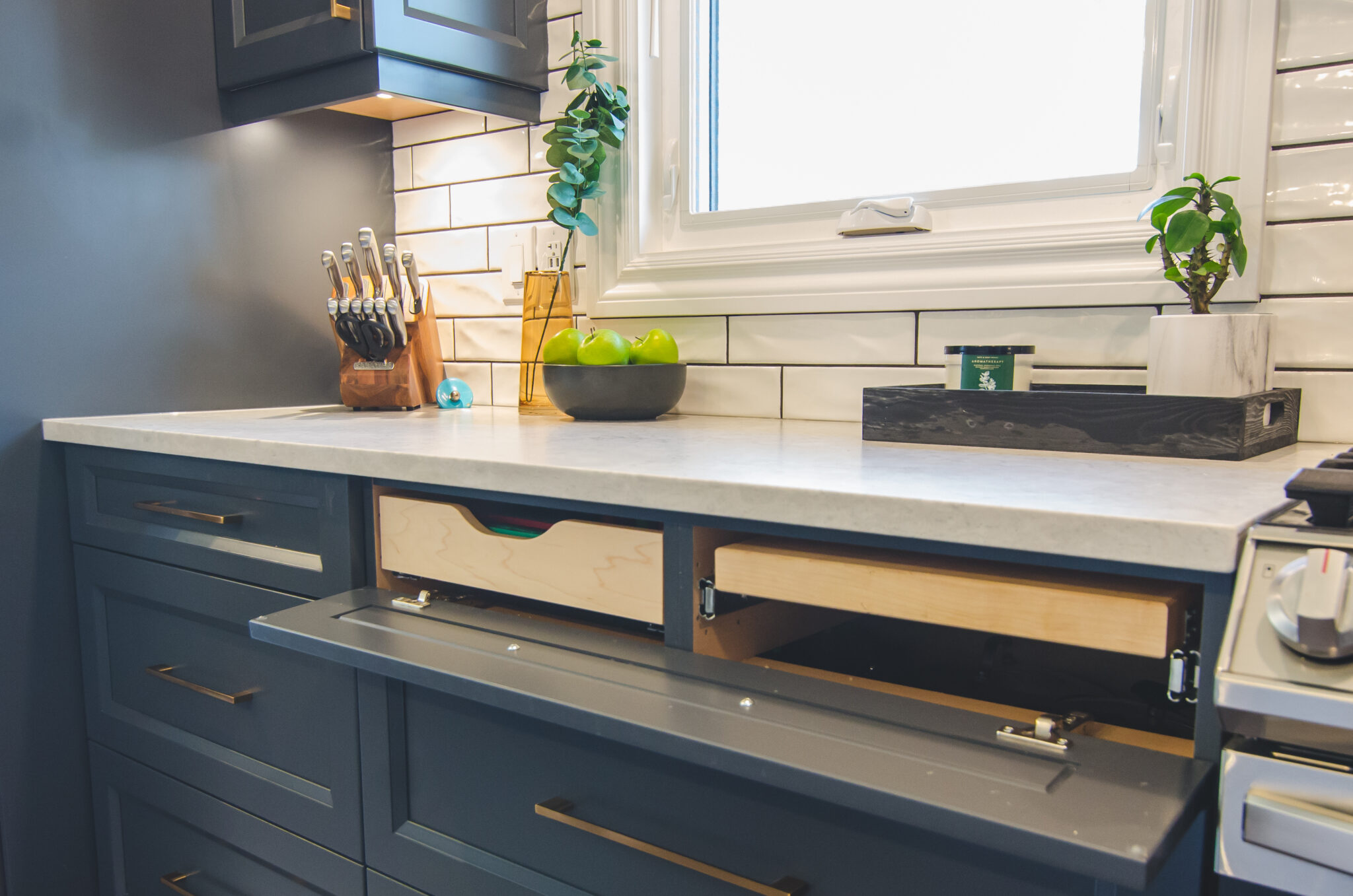 Navy Blue Kitchen Cabinets with Gold Hardware: A Perfect Pair