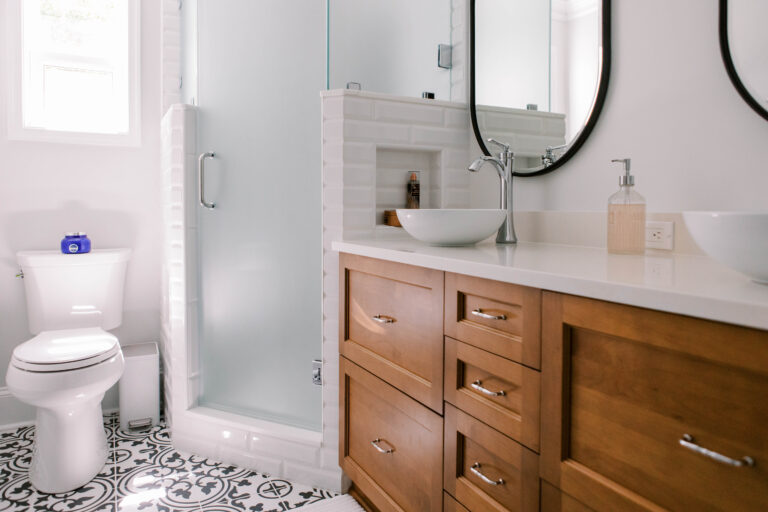 how to make a small bathroom look bigger