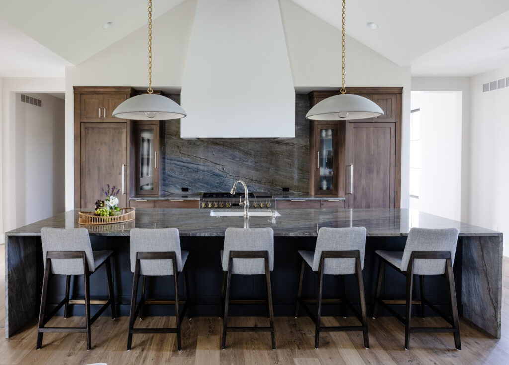 backsplash for black countertops and wood cabinets