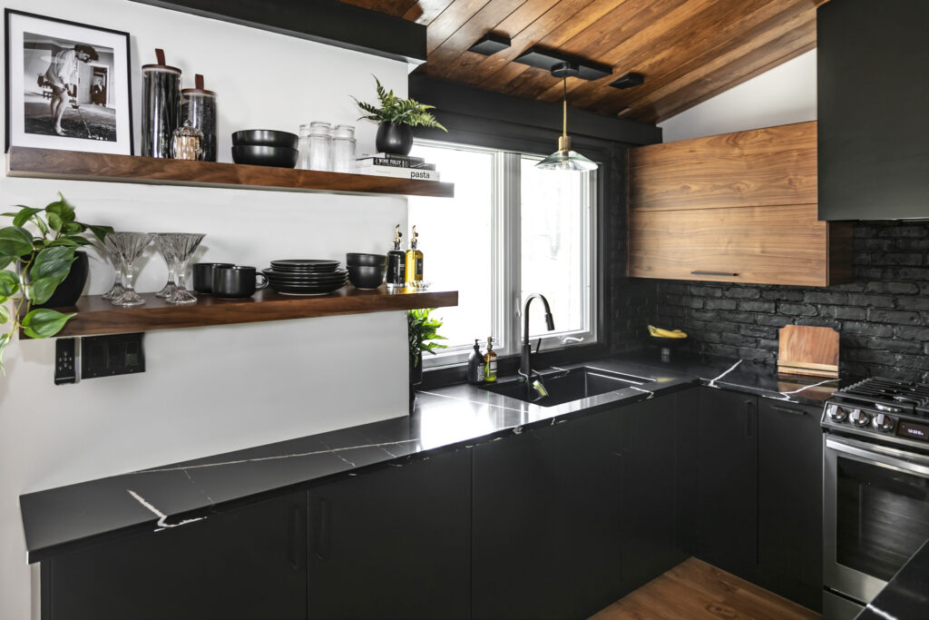 backsplash for black countertops and wood cabinets