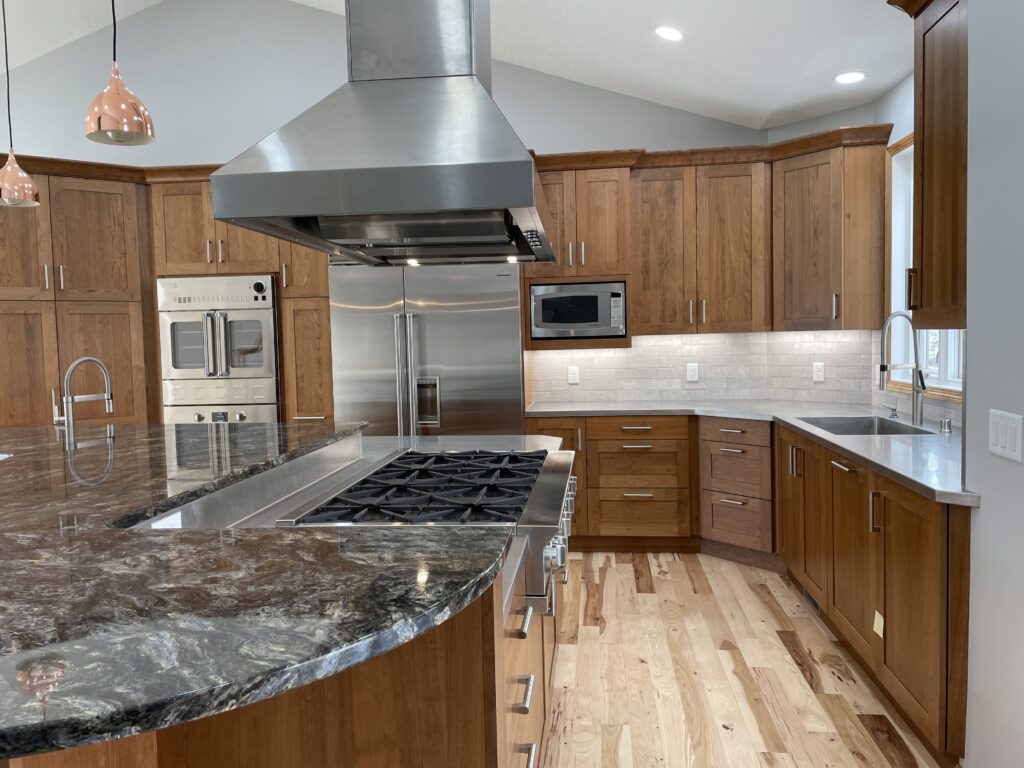 backsplash for black countertops and wood cabinets