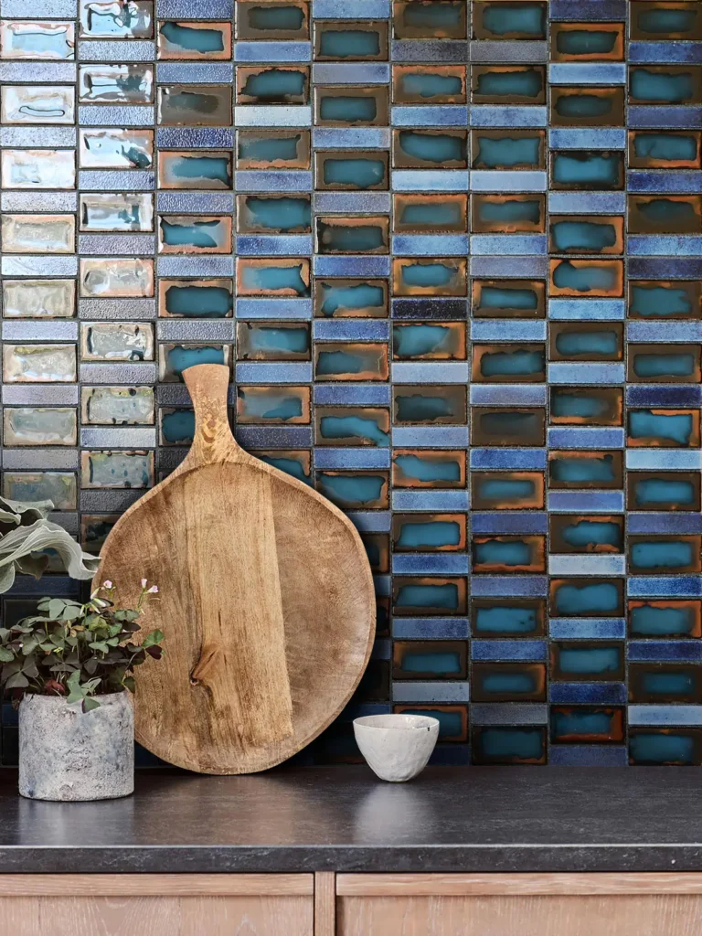 backsplash ideas for black countertops and wood cabinets