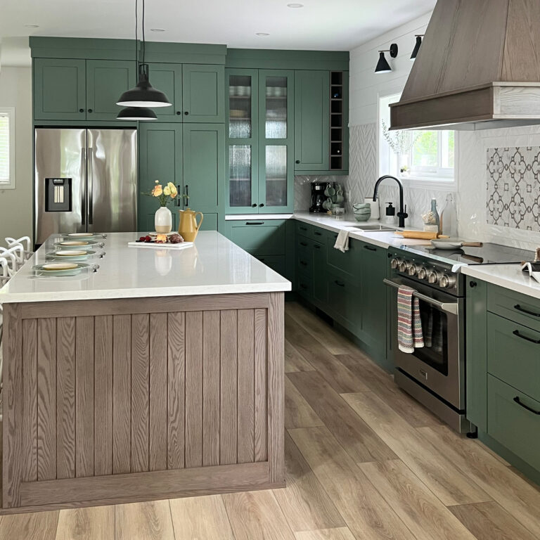 Green kitchen in HDF and Oak materials