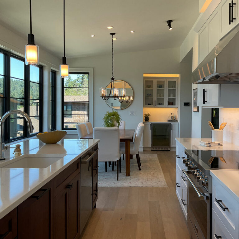 Duo-tone kitchen in natural dark Walnut and light grey Maple