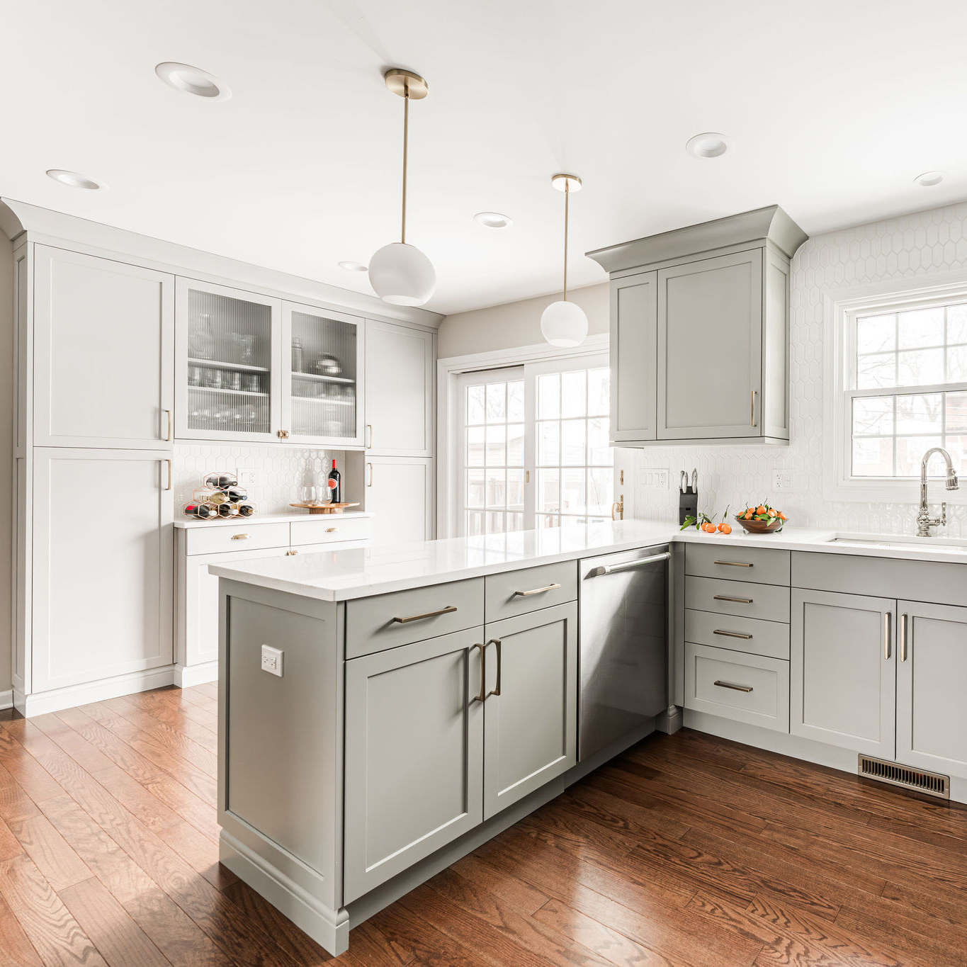 Light-grey Maple kitchen