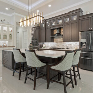 Two-colour kitchen in Cobblestone Clear Alder and Diamond Frost HDF