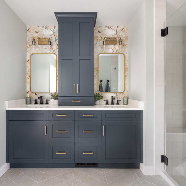 Stunning dark blue Decor bathroom in HDF