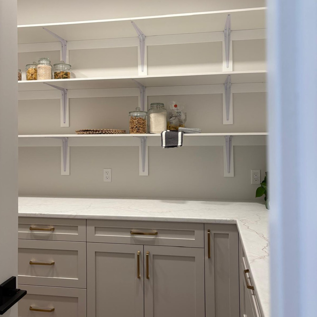 Modern Farmhouse Kitchen with Elegant Pantry Extension