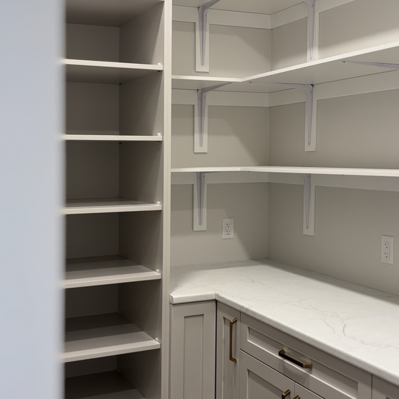 Modern Farmhouse Kitchen with Elegant Pantry Extension